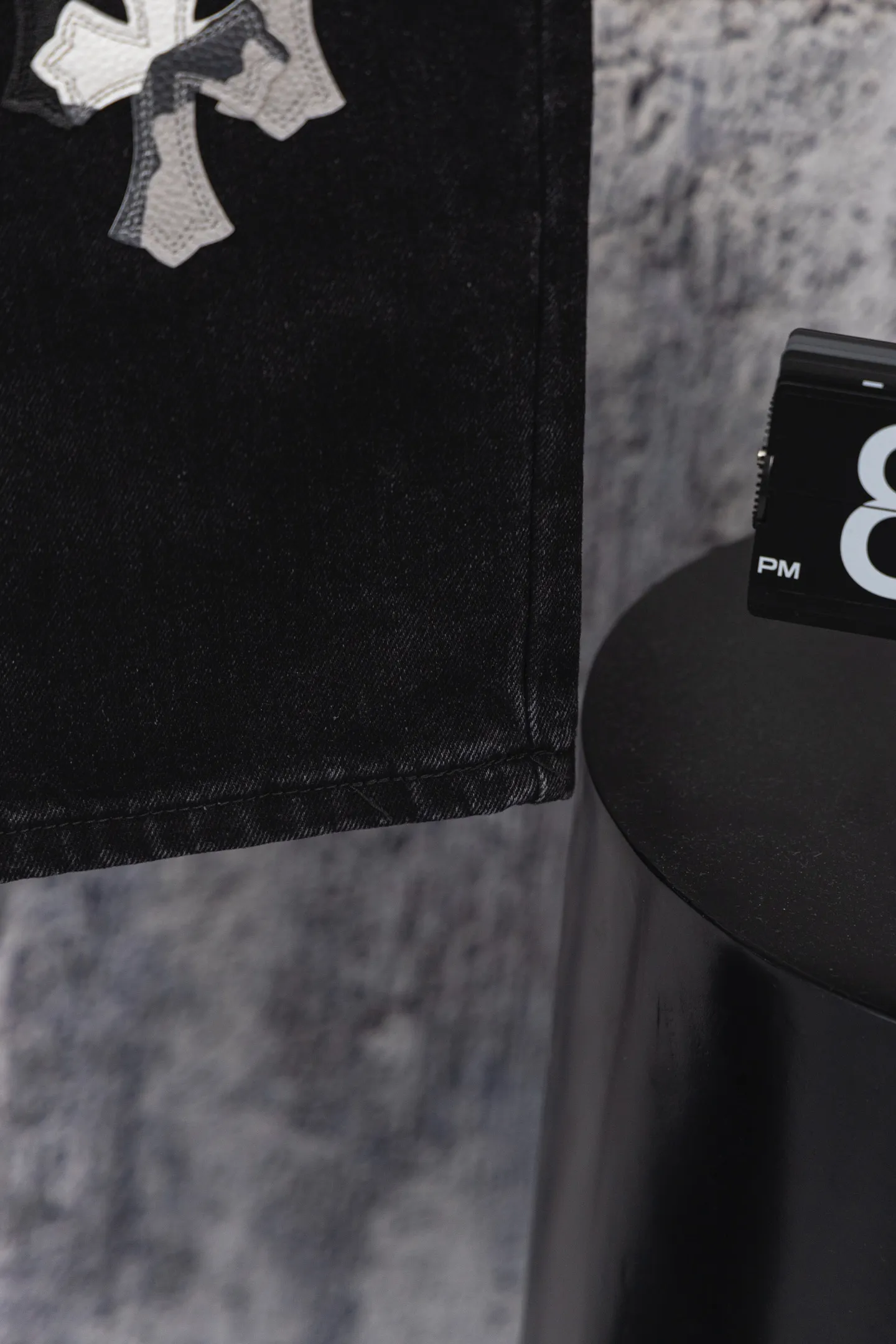 P250 chrome hearts new gray and black gradient cross patchwork leather black jeans vi Top heavy industry fashionable design] Consistent high street luxury style creation. Speaking of this style, the Zangyin family and GU family are definitely the leading representative brands. Especially the Zangyin family has really achieved a state-of-the-art effect in creating high street style. The unique washed material is used to create this style. The color system is quite eye-catching. After it is decorated with patchwork cross flowers, it cleverly highlights the charm of the brand. Secondly, this style uses classic The classic high-waist cutting design highlights the long legs and fashionable temperament of the upper body. The brand is highly recognizable and the slim fit configuration is more suitable for daily wear. It is a product that interprets personality, fashion, and specifications at a glance. This single product is enough to make any fan excited. It can be a white T-shirt for youthful preppy style, or a tight suspender for lady style. It has strong matching ability and can be easily controlled by men.  [Materials and craftsmanship] Needless to say, this point goes without saying. As an excellent craftsman brand, Zangyin’s requirements for details and craftsmanship are really perfect. The washed color of this model has gone through so many processes, not to mention the embellishment of denim appliques. It is also purely hand-made and sewn. Just like what they believe in, only hand-made things have soul and have the meaning of wear. A top-notch heavy-duty fashionable denim item, I look forward to your perfect interpretation! !  Size: 28-36 Color: black